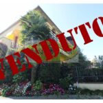 Vendesi appartamento in villa con giardino