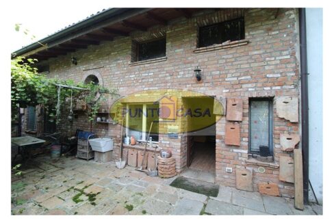 Borghetto Lodigiano. Casale con 4 abitazioni e terreno in vendita. Riferimento 392 (16)