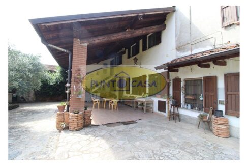 Borghetto Lodigiano. Casale con 4 abitazioni e terreno in vendita. Riferimento 392 (17)