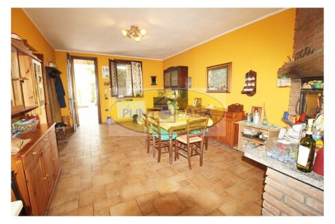 Borghetto Lodigiano. Casale con 4 abitazioni e terreno in vendita. Riferimento 392 (18)
