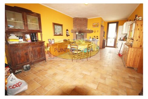 Borghetto Lodigiano. Casale con 4 abitazioni e terreno in vendita. Riferimento 392 (19)