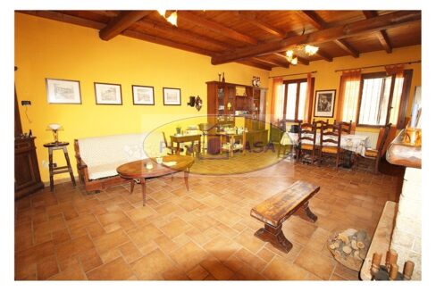 Borghetto Lodigiano. Casale con 4 abitazioni e terreno in vendita. Riferimento 392 (21)