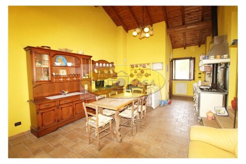 Borghetto Lodigiano. Casale con 4 abitazioni e terreno in vendita. Riferimento 392 (33)