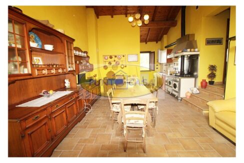 Borghetto Lodigiano. Casale con 4 abitazioni e terreno in vendita. Riferimento 392 (35)
