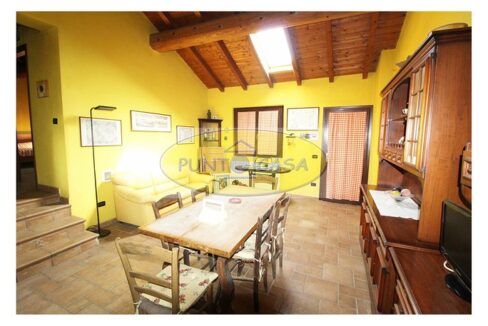 Borghetto Lodigiano. Casale con 4 abitazioni e terreno in vendita. Riferimento 392 (37)