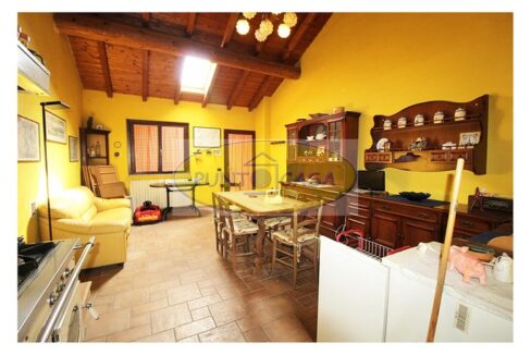 Borghetto Lodigiano. Casale con 4 abitazioni e terreno in vendita. Riferimento 392 (38)