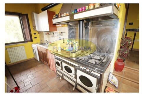 Borghetto Lodigiano. Casale con 4 abitazioni e terreno in vendita. Riferimento 392 (39)