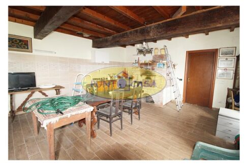 Borghetto Lodigiano. Casale con 4 abitazioni e terreno in vendita. Riferimento 392 (48)