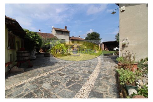 Borghetto Lodigiano. Casale con 4 abitazioni e terreno in vendita. Riferimento 392 (9)