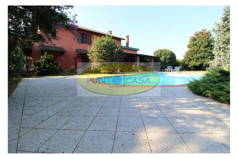 Borghetto Lodigiano. Vendesi casale con piscina e terreno. Riferimento 389 (1)