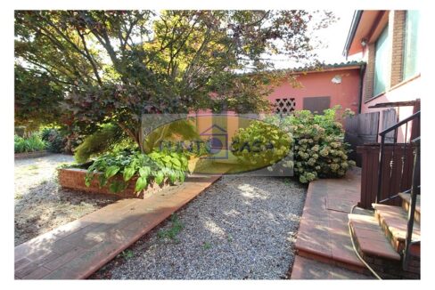 Borghetto Lodigiano. Vendesi casale con piscina e terreno. Riferimento 389 (11)