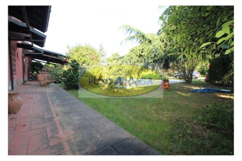 Borghetto Lodigiano. Vendesi casale con piscina e terreno. Riferimento 389 (17)