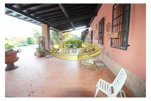 Borghetto Lodigiano. Vendesi casale con piscina e terreno. Riferimento 389 (19)
