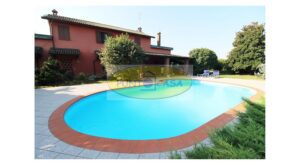 Casale con piscina in vendita