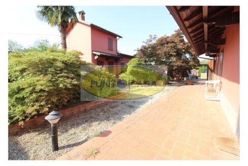 Borghetto Lodigiano. Vendesi casale con piscina e terreno. Riferimento 389 (20)