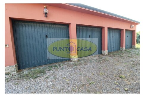 Borghetto Lodigiano. Vendesi casale con piscina e terreno. Riferimento 389 (21)