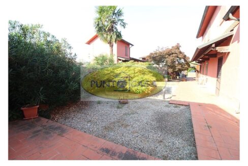 Borghetto Lodigiano. Vendesi casale con piscina e terreno. Riferimento 389 (22)
