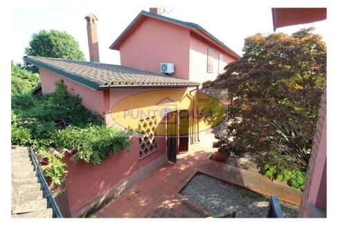 Borghetto Lodigiano. Vendesi casale con piscina e terreno. Riferimento 389 (23)