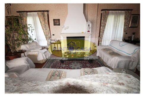 Borghetto Lodigiano. Vendesi casale con piscina e terreno. Riferimento 389 (24)