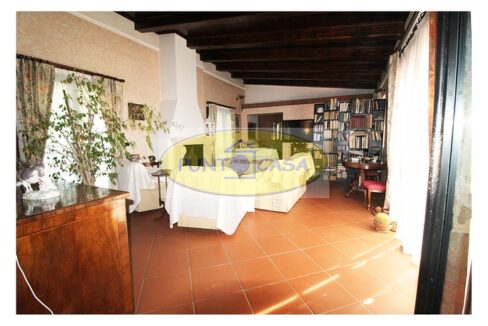 Borghetto Lodigiano. Vendesi casale con piscina e terreno. Riferimento 389 (25)
