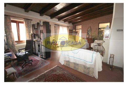 Borghetto Lodigiano. Vendesi casale con piscina e terreno. Riferimento 389 (26)