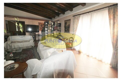 Borghetto Lodigiano. Vendesi casale con piscina e terreno. Riferimento 389 (27)