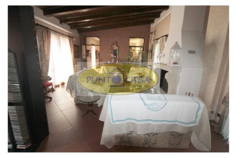 Borghetto Lodigiano. Vendesi casale con piscina e terreno. Riferimento 389 (28)