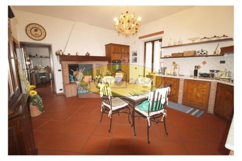 Borghetto Lodigiano. Vendesi casale con piscina e terreno. Riferimento 389 (30)