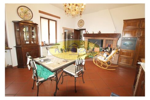 Borghetto Lodigiano. Vendesi casale con piscina e terreno. Riferimento 389 (31)