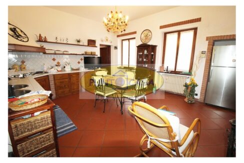 Borghetto Lodigiano. Vendesi casale con piscina e terreno. Riferimento 389 (32)