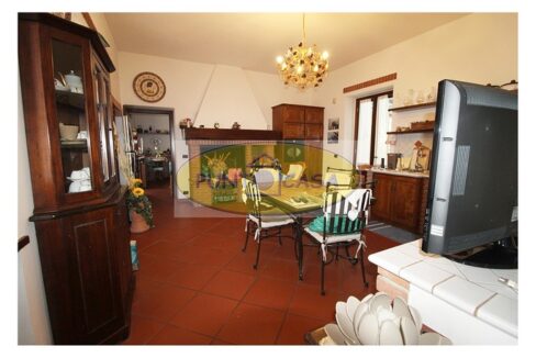 Borghetto Lodigiano. Vendesi casale con piscina e terreno. Riferimento 389 (34)