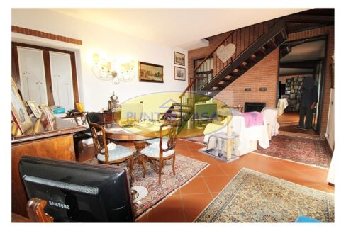 Borghetto Lodigiano. Vendesi casale con piscina e terreno. Riferimento 389 (36)