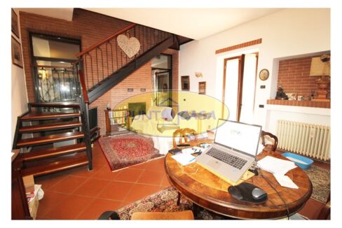 Borghetto Lodigiano. Vendesi casale con piscina e terreno. Riferimento 389 (37)