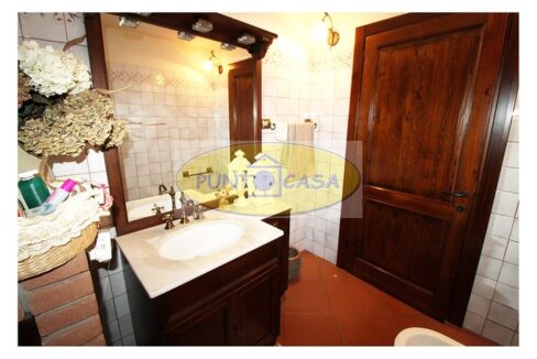 Borghetto Lodigiano. Vendesi casale con piscina e terreno. Riferimento 389 (39)