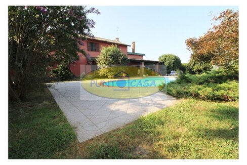 Borghetto Lodigiano. Vendesi casale con piscina e terreno. Riferimento 389 (4)
