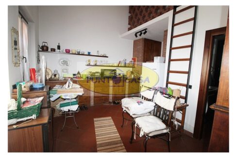 Borghetto Lodigiano. Vendesi casale con piscina e terreno. Riferimento 389 (42)