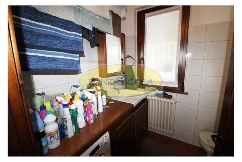 Borghetto Lodigiano. Vendesi casale con piscina e terreno. Riferimento 389 (44)