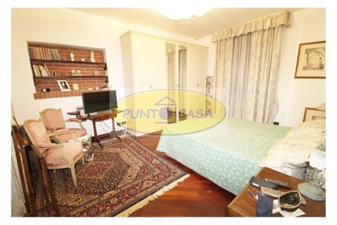 Borghetto Lodigiano. Vendesi casale con piscina e terreno. Riferimento 389 (45)