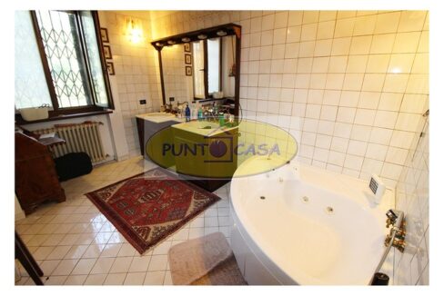 Borghetto Lodigiano. Vendesi casale con piscina e terreno. Riferimento 389 (47)