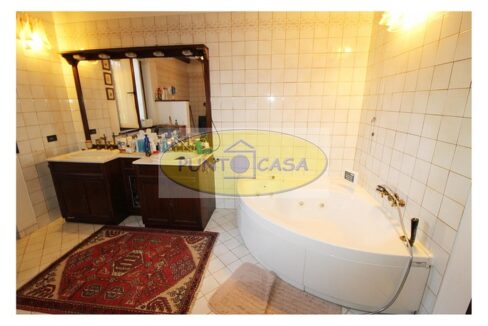 Borghetto Lodigiano. Vendesi casale con piscina e terreno. Riferimento 389 (48)