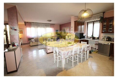 Vendesi a Borghetto Lodigiano appartamento quadrilocale in villa, possibilità 2 appartamenti. Riferimento 390 (21)