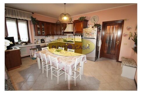 Vendesi a Borghetto Lodigiano appartamento quadrilocale in villa, possibilità 2 appartamenti. Riferimento 390 (23)